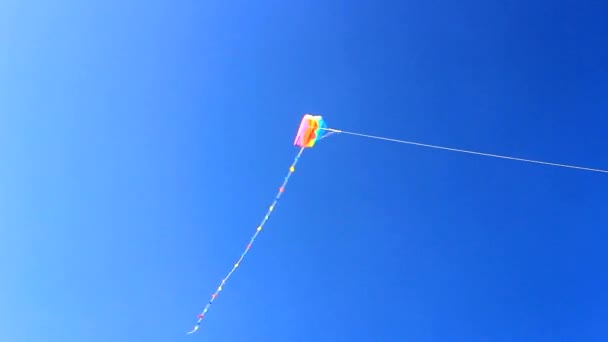 Cometa colorida volando en el cielo — Vídeo de stock