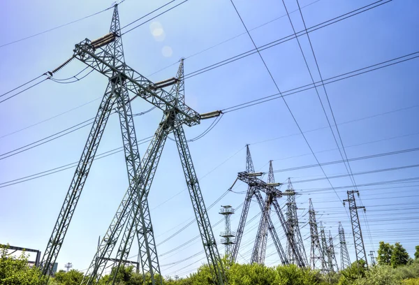 Hoogspanning elektrische bovenleidingen — Stockfoto