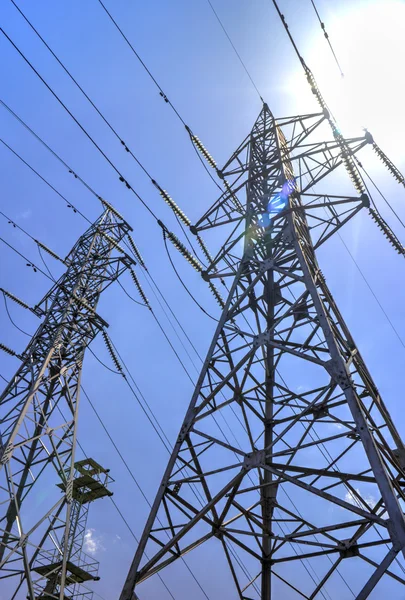 Líneas aéreas eléctricas de alto voltaje — Foto de Stock