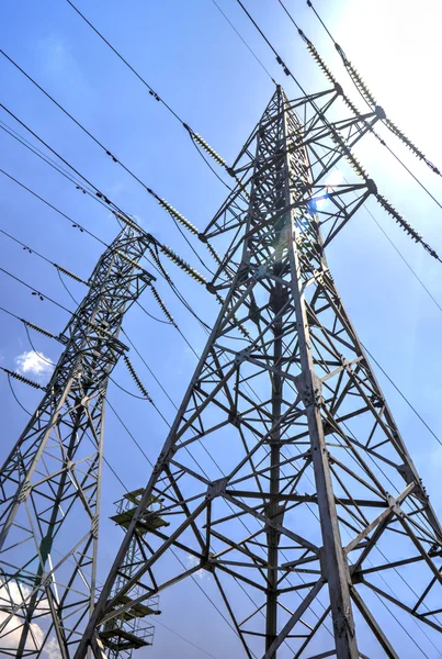 Hoogspanning elektrische bovenleidingen — Stockfoto