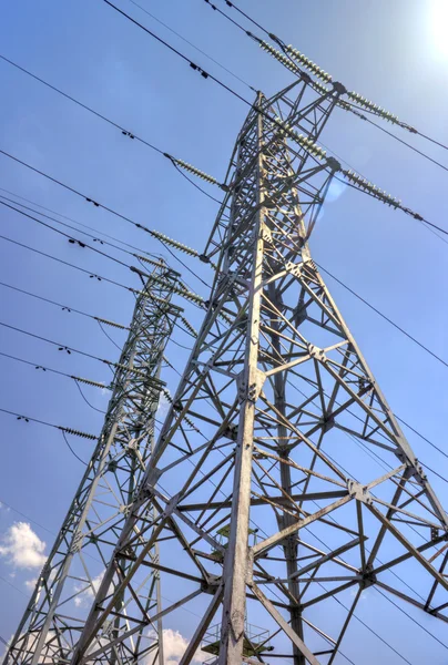 Hoogspanning elektrische bovenleidingen — Stockfoto