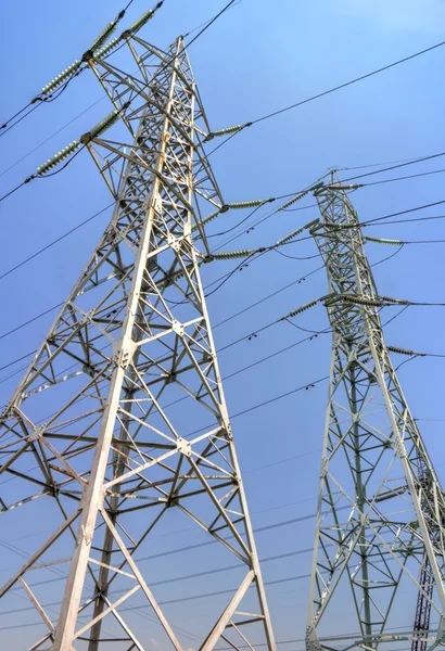 Linhas aéreas elétricas de alta tensão — Fotografia de Stock