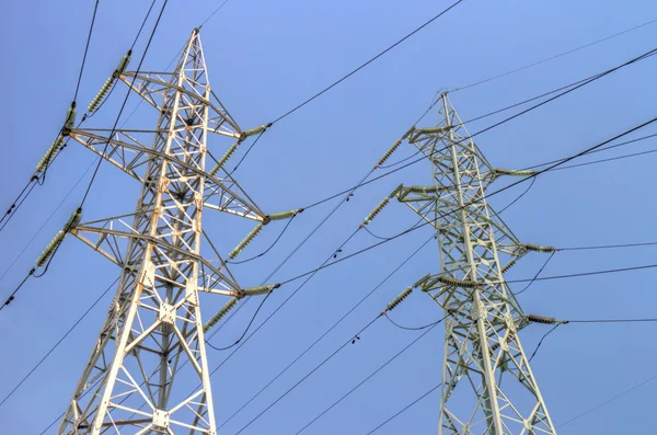 Hoogspanning elektrische bovenleidingen — Stockfoto