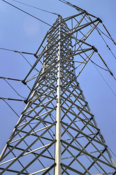 Líneas aéreas eléctricas de alto voltaje — Foto de Stock