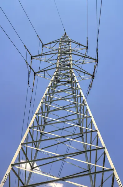 Líneas aéreas eléctricas de alto voltaje — Foto de Stock