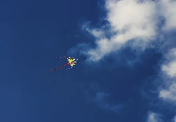 Kolorowy latawiec lecący na niebie — Zdjęcie stockowe