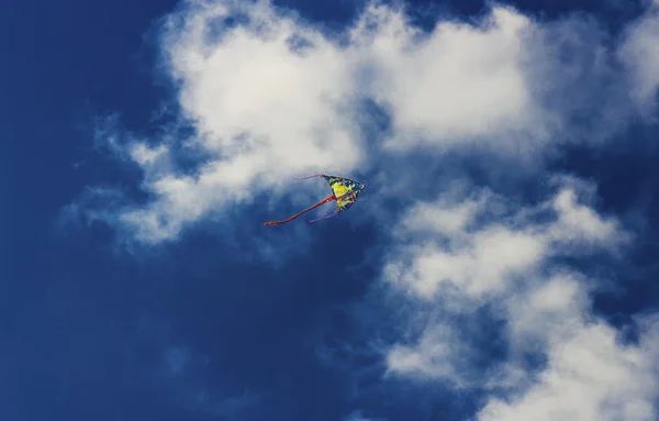 Барвистий повітряний змій літає в небі — стокове фото