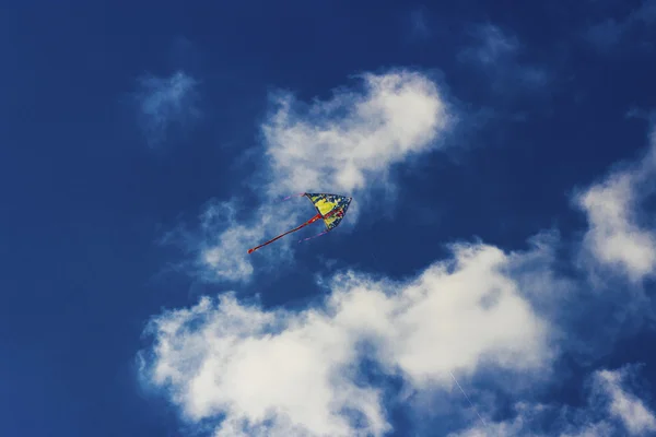 Cometa colorida volando en el cielo — Foto de Stock