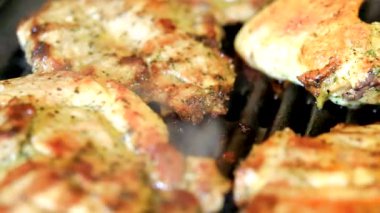 Izgarada taze et pişirme