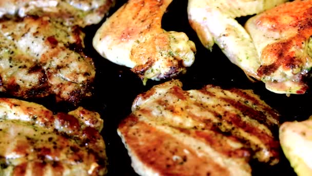 Випічка свіжого м'яса на грилі — стокове відео