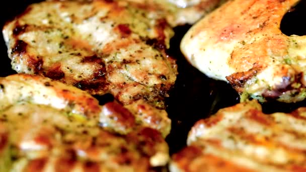 Выпечка свежего мяса на гриле — стоковое видео