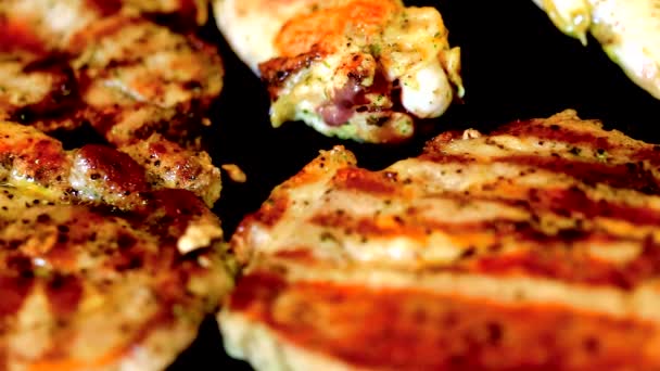 グリルで焼く新鮮な肉 — ストック動画