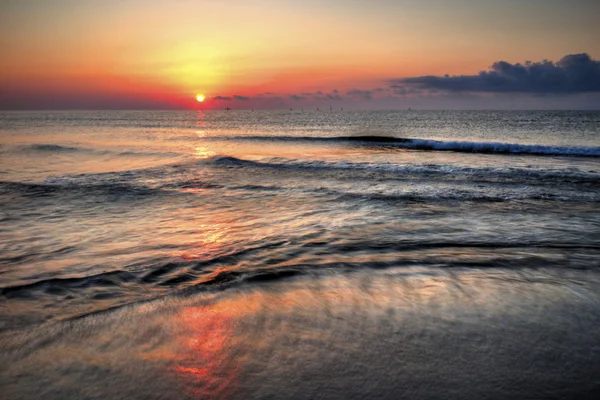 Beau lever de soleil sur la mer — Photo