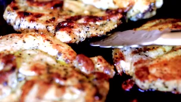 Bakken van vers vlees op grill — Stockvideo