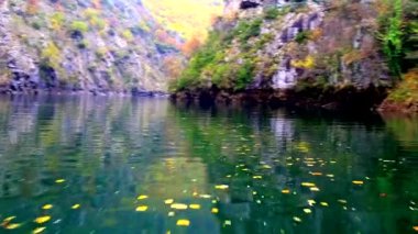 Nehri üzerinde tekne görünümünden güzel manzara