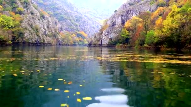 Widok piękny krajobraz z łodzi na rzece — Wideo stockowe