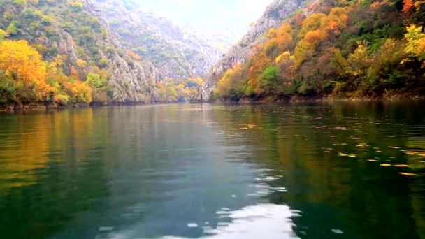 Bella vista sul paesaggio dalla barca sul fiume — Video Stock