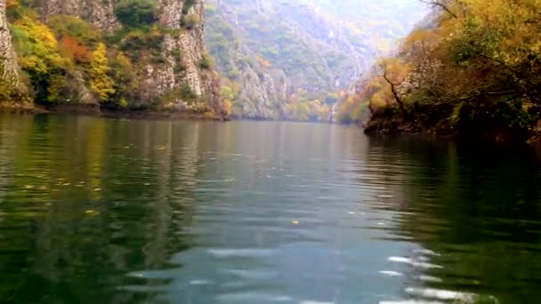 Prachtige landschap uitzicht vanaf de boot op de rivier — Stockvideo