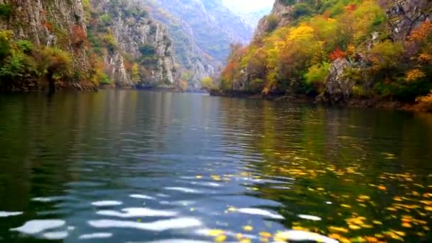 Hermosa vista del paisaje desde el barco en el río — Vídeos de Stock