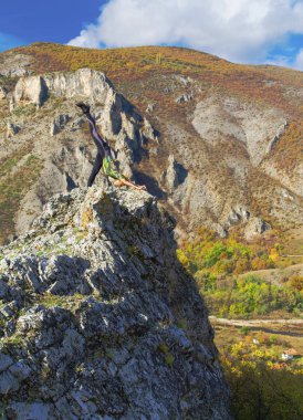 Genç Bayan buzlu yoga konumda
