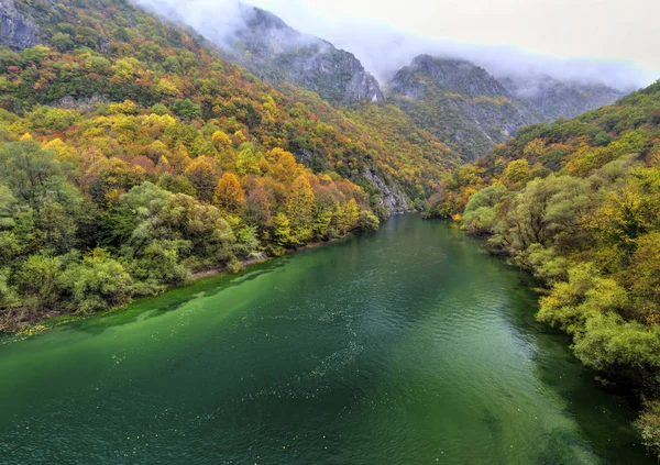 Bela paisagem com rio e floresta de outono colorido — Fotografia de Stock