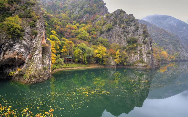 Vackert landskap med floden och färgglada hösten skogen — Stockfoto