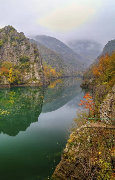 Bellissimo paesaggio con fiume e foresta autunnale colorata — Foto Stock