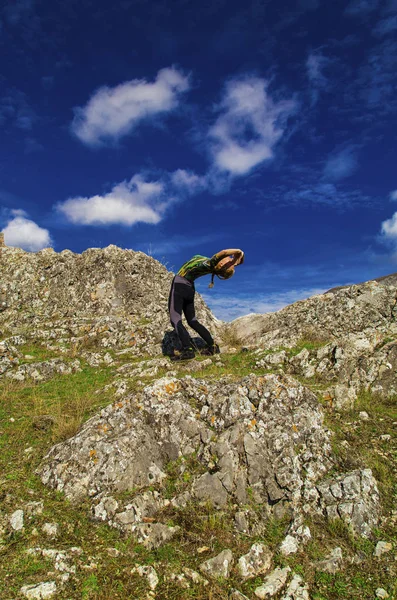 Junge Dame in Yogaposition auf den Felsen — Stockfoto