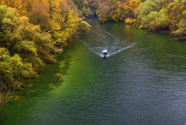Widok piękny krajobraz z łodzi na rzece — Zdjęcie stockowe