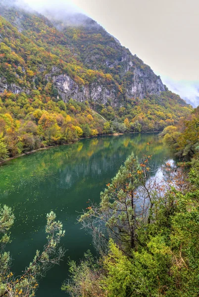 Piękny krajobraz z rzeką i kolorowa jesień las — Zdjęcie stockowe