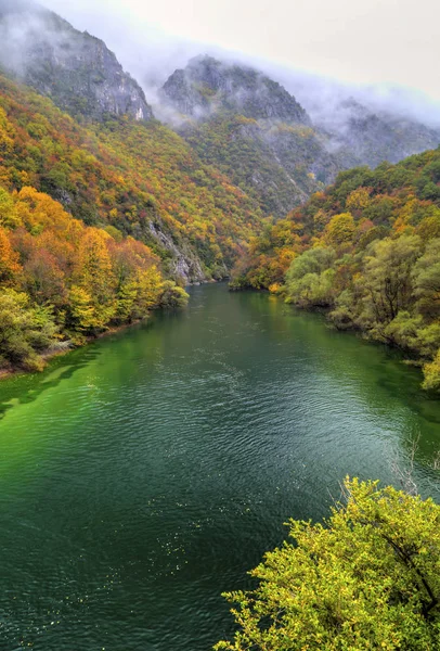 Bellissimo paesaggio con fiume e foresta autunnale colorata — Foto Stock