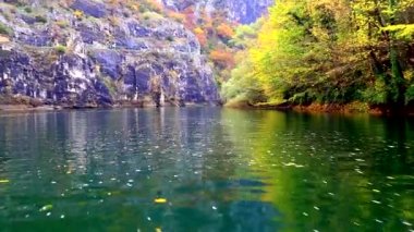 Nehri üzerinde tekne görünümünden güzel manzara