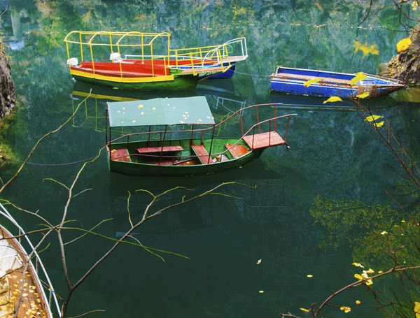 Barche turistiche sul fiume — Foto Stock