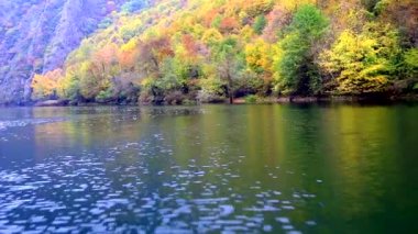 Nehri üzerinde tekne görünümünden güzel manzara