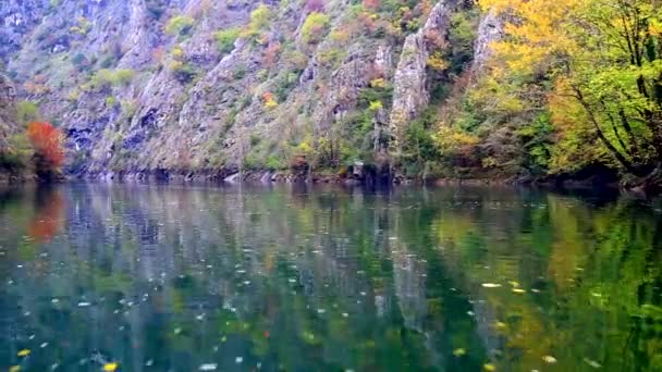 Prachtige landschap uitzicht vanaf de boot op de rivier — Stockvideo