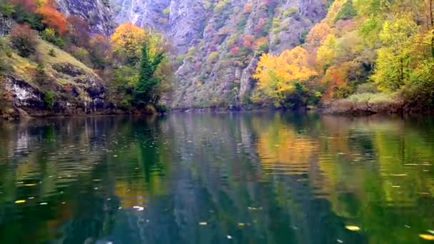 Nehri üzerinde tekne görünümünden güzel manzara — Stok video
