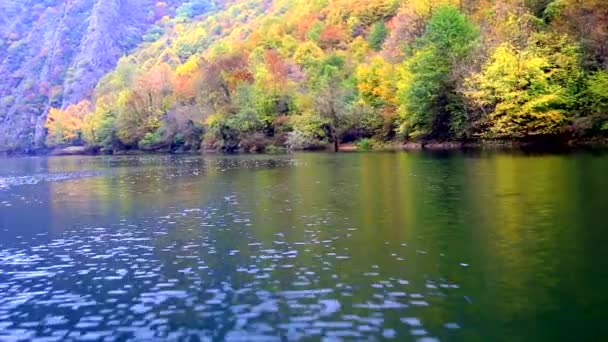 Bella vista sul paesaggio dalla barca sul fiume — Video Stock