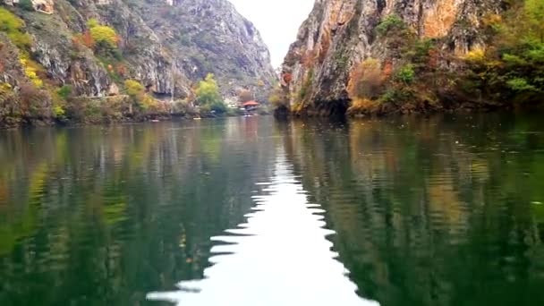 Hermosa vista del paisaje desde el barco en el río — Vídeo de stock