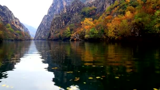 Hermosa vista del paisaje desde el barco en el río — Vídeo de stock