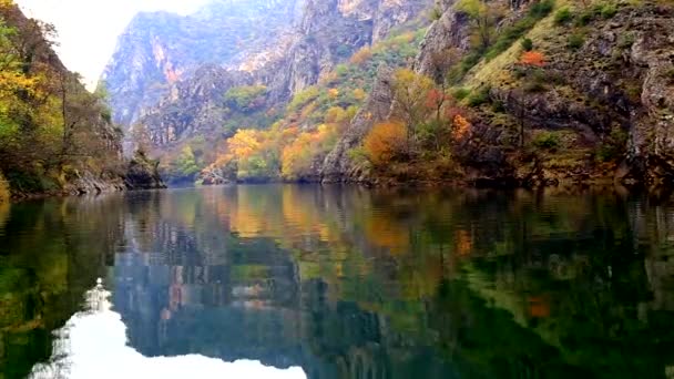 Widok piękny krajobraz z łodzi na rzece — Wideo stockowe