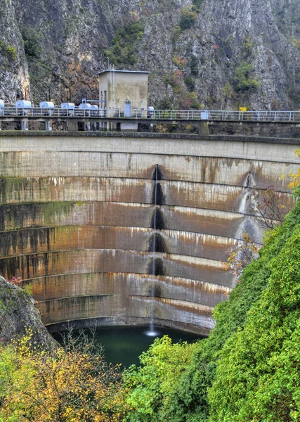 Água cai da barragem de HPP — Fotografia de Stock