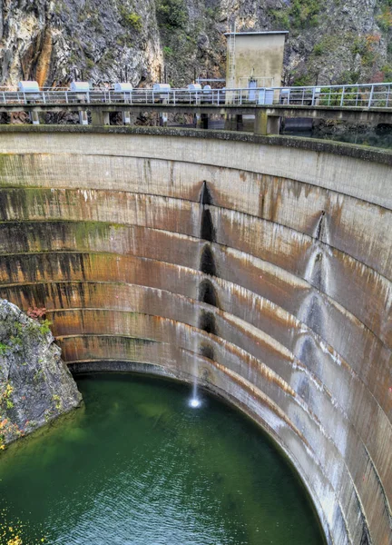 L'acqua cade dalla diga di HPP — Foto Stock