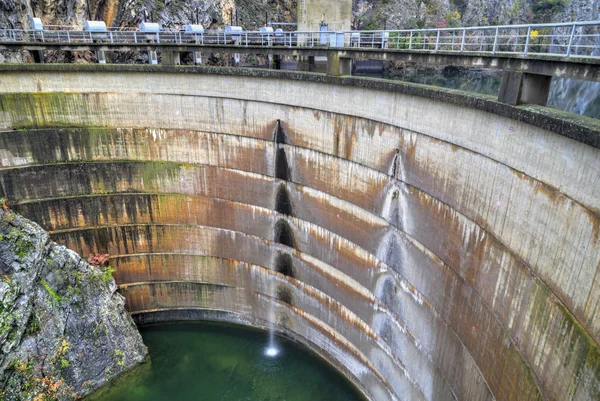 Água cai da barragem de HPP — Fotografia de Stock