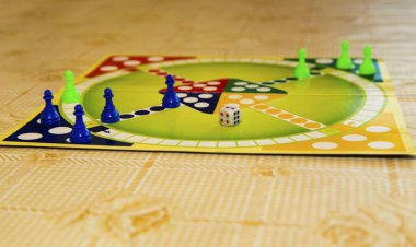 Geleneksel çocuk oynamak için renkli tahta oyunu