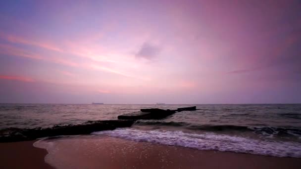 Prachtige zonsopgang boven de zee — Stockvideo