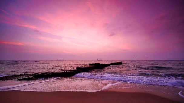 Hermoso amanecer sobre el mar — Vídeos de Stock