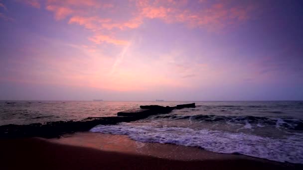 Belo nascer do sol sobre o mar — Vídeo de Stock