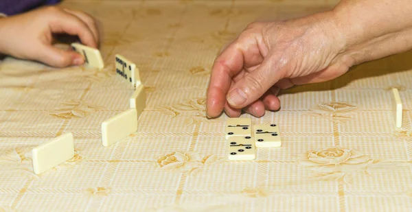 Handen van spelers die spelen van Domino 's — Stockfoto
