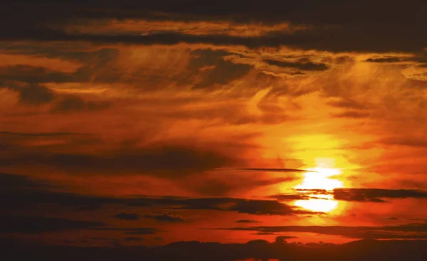 Belo pôr do sol com nuvens dramáticas — Fotografia de Stock