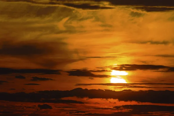 Magnifique coucher de soleil avec des nuages dramatiques — Photo